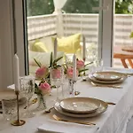 Johnny's Place With Free Parking & Balcony 公寓 *