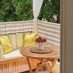 Johnny's Place With Free Parking & Balcony 公寓