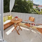 Johnny's Place With Free Parking & Balcony 公寓