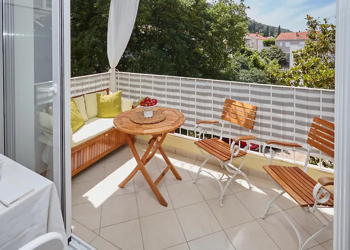Johnny's Place With Free Parking & Balcony Appartement