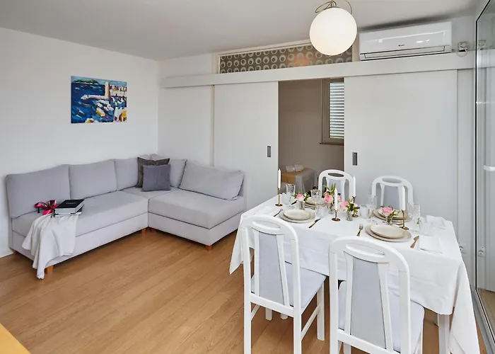 Johnny's Place With Free Parking & Balcony Appartement