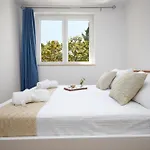 Johnny's Place With Free Parking & Balcony