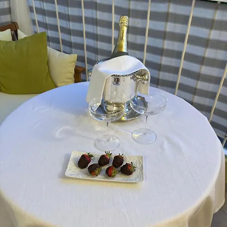 Johnny's Place With Free Parking & Balcony Apartment