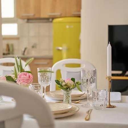 Апартаменты Johnny's Place With Free Parking & Balcony