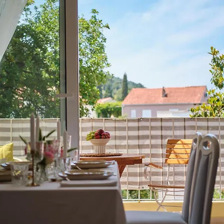 Johnny's Place With Free Parking & Balcony