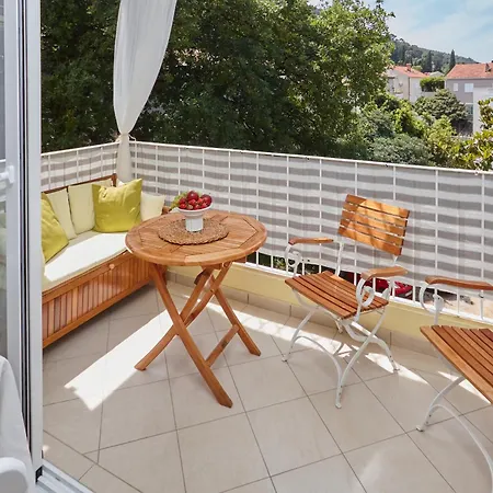 Johnny's Place With Free Parking & Balcony Apartment