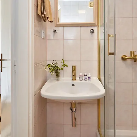 Апартаменты Johnny's Place With Free Parking & Balcony *