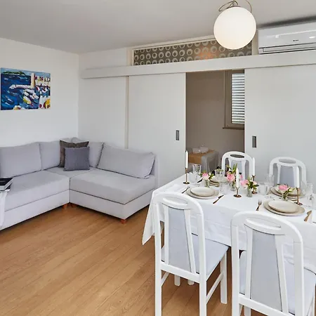 Johnny's Place With Free Parking & Balcony Διαμέρισμα