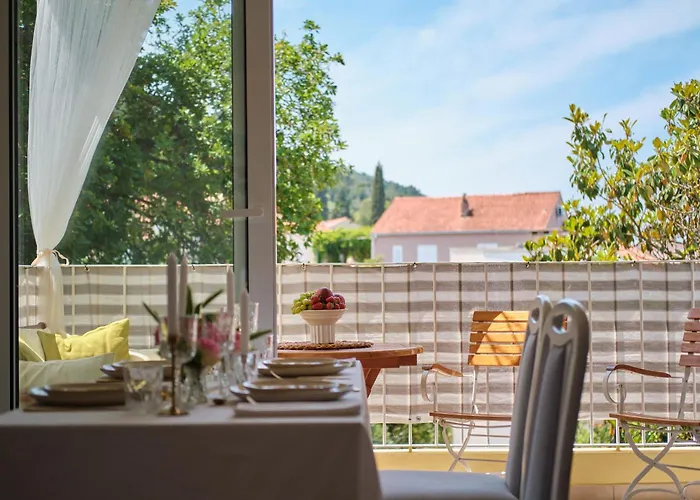 Johnny's Place With Free Parking & Balcony