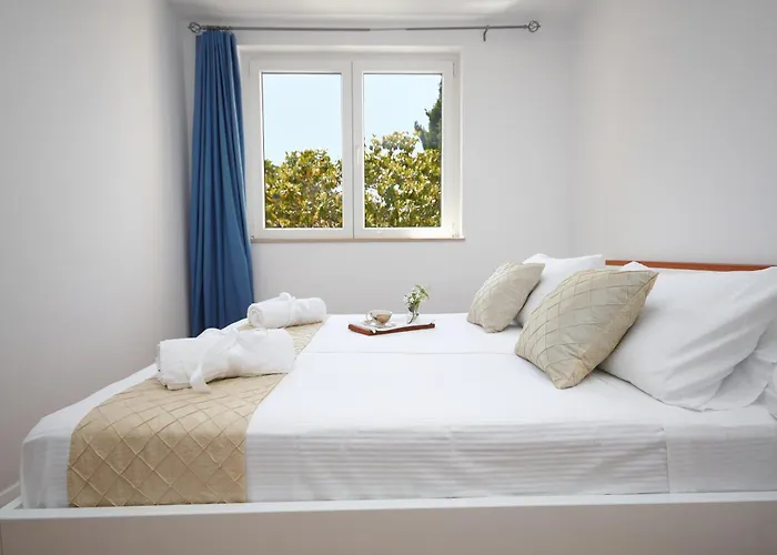 Johnny's Place With Free Parking & Balcony