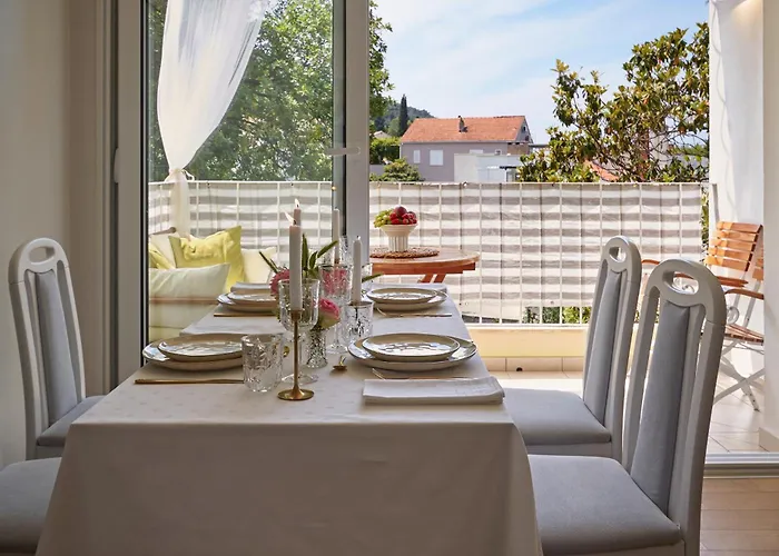 Apartmán Johnny's Place With Free Parking & Balcony