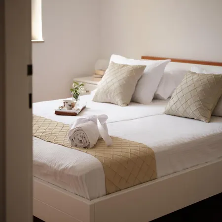 Johnny's Place With Free Parking & Balcony شقة